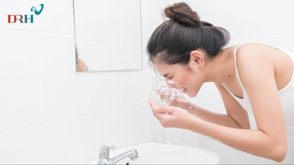 nen-ve-sinh-sach-da-voi-nuoc-truoc-khi-boi-mat-na